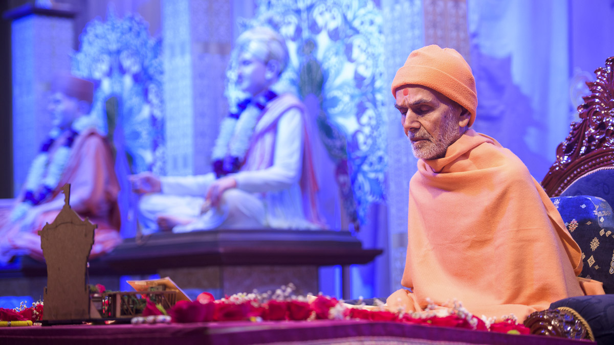 Param Pujya Mahant Swami Maharaj performs his morning puja, 27 Mar 2017