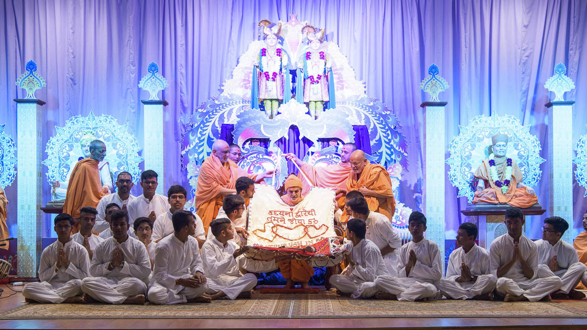 Sadhus honor Param Pujya Mahant Swami Maharaj with a shawl, 27 Mar 2017