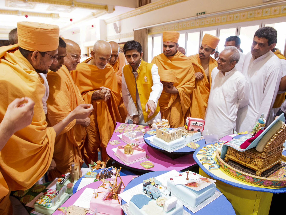 Param Pujya Mahant Swami Maharaj observes cakes, 27 Mar 2017
