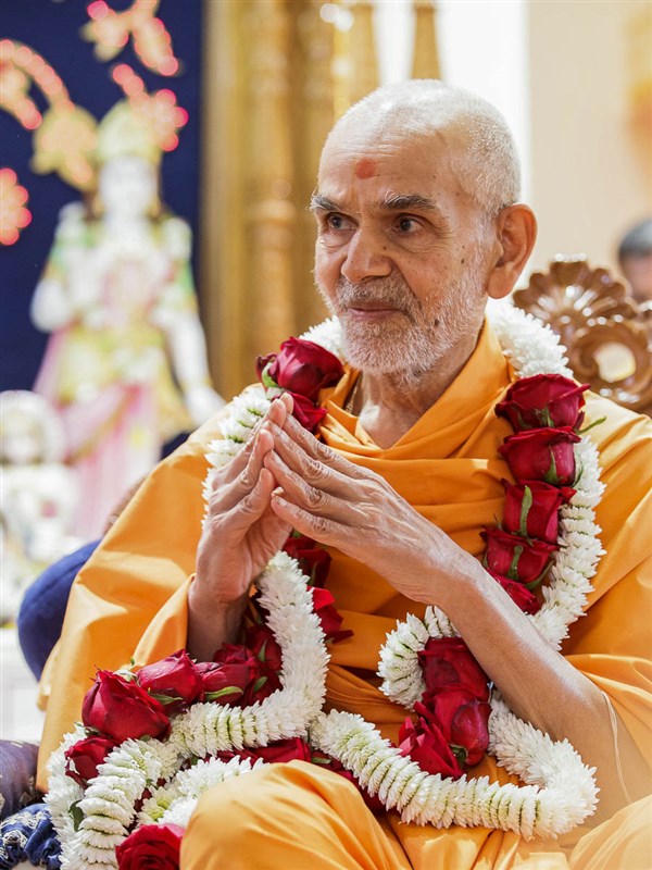 Param Pujya Mahant Swami Maharaj honored with a garland, Mayfair, Johannesburg, 27 Mar 2017