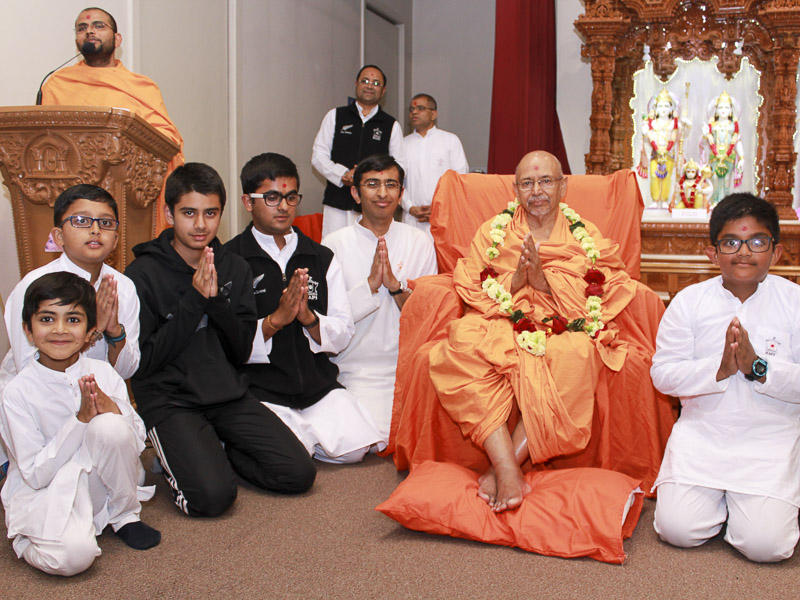 Children welcome Pujya Tyagvallabh Swami with a garland