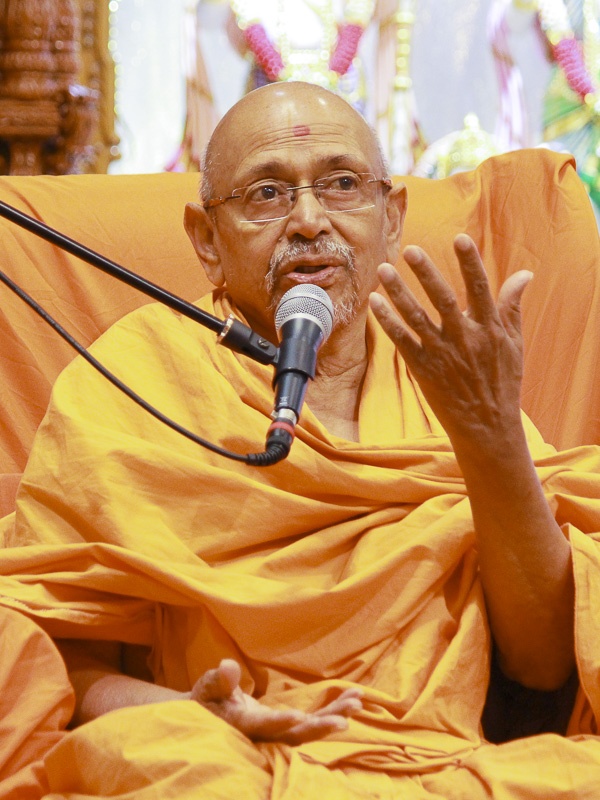 Pujya Tyagvallabh Swami delivers a discourse