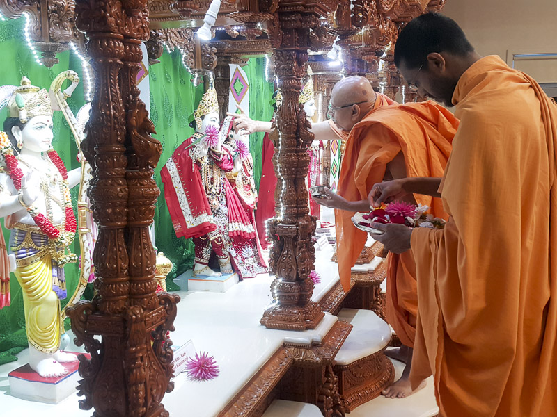 Pujya Tyagvallabh Swami performs pujan of the murtis