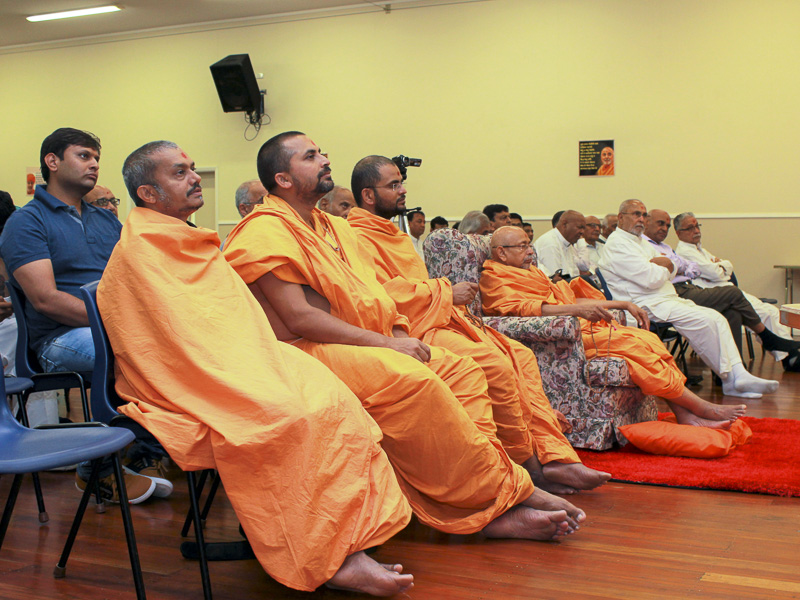 Pujya Tyagvallabh Swami, sadhus and devotees during the assembly