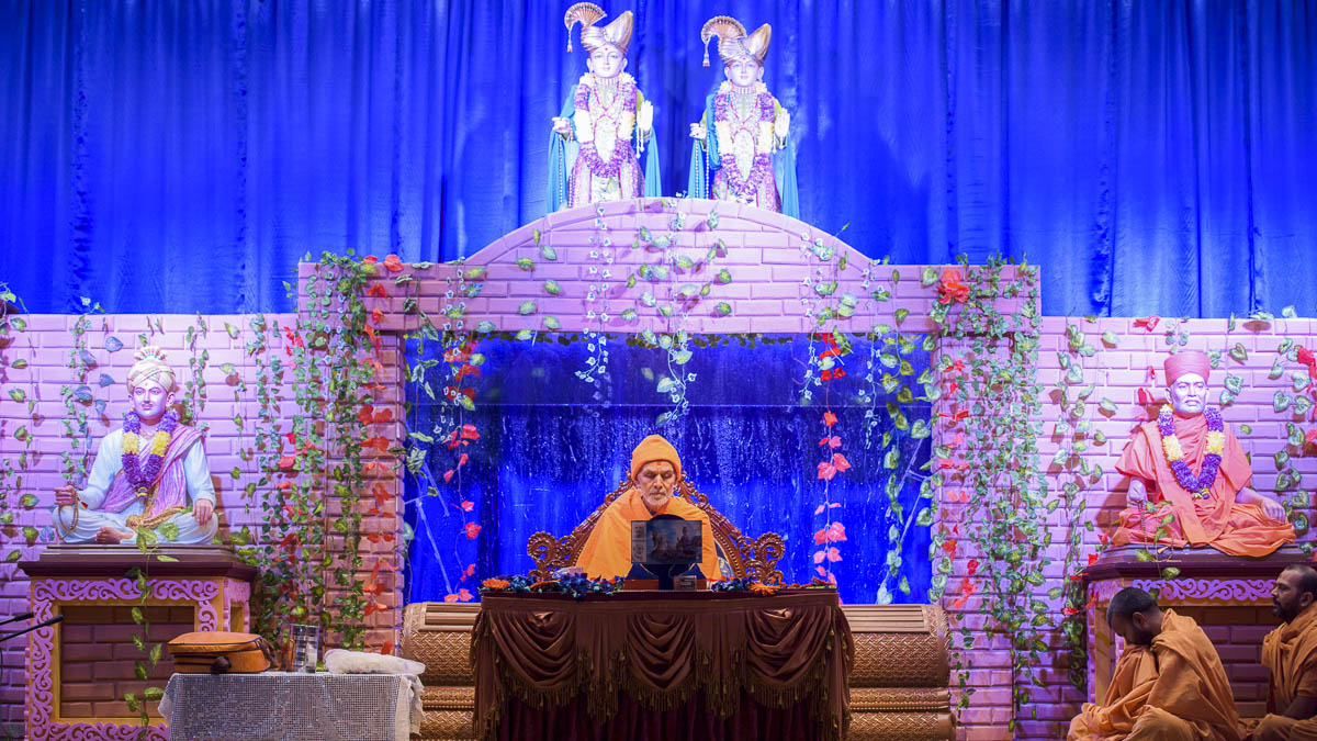 Param Pujya Mahant Swami Maharaj performs his morning puja, 28 Mar 2017
