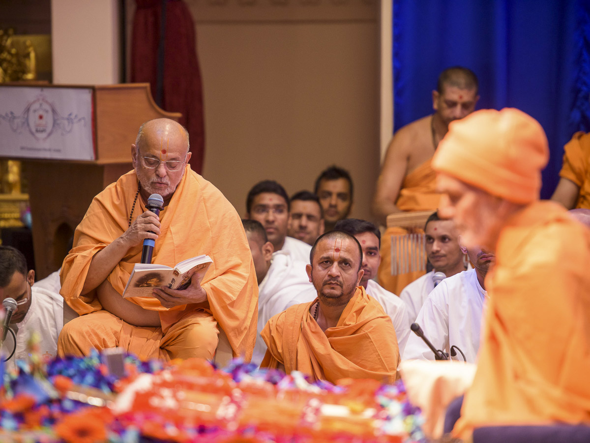Pujya Ishwarcharan Swami sings a kirtan in Param Pujya Mahant Swami Maharaj's puja, 28 Mar 2017