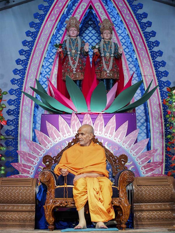 Param Pujya Mahant Swami Maharaj during the assembly, 28 Mar 2017