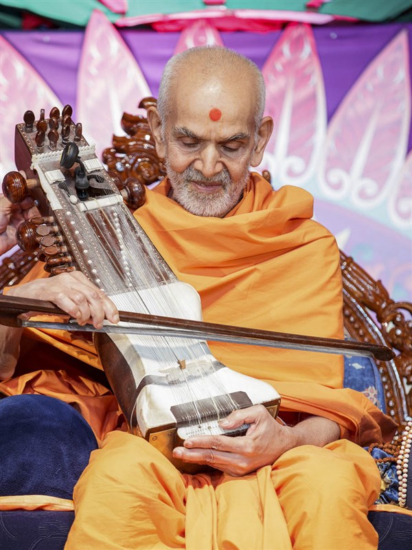 Param Pujya Mahant Swami Maharaj plays and sanctifies a sarangi, 28 Mar 2017