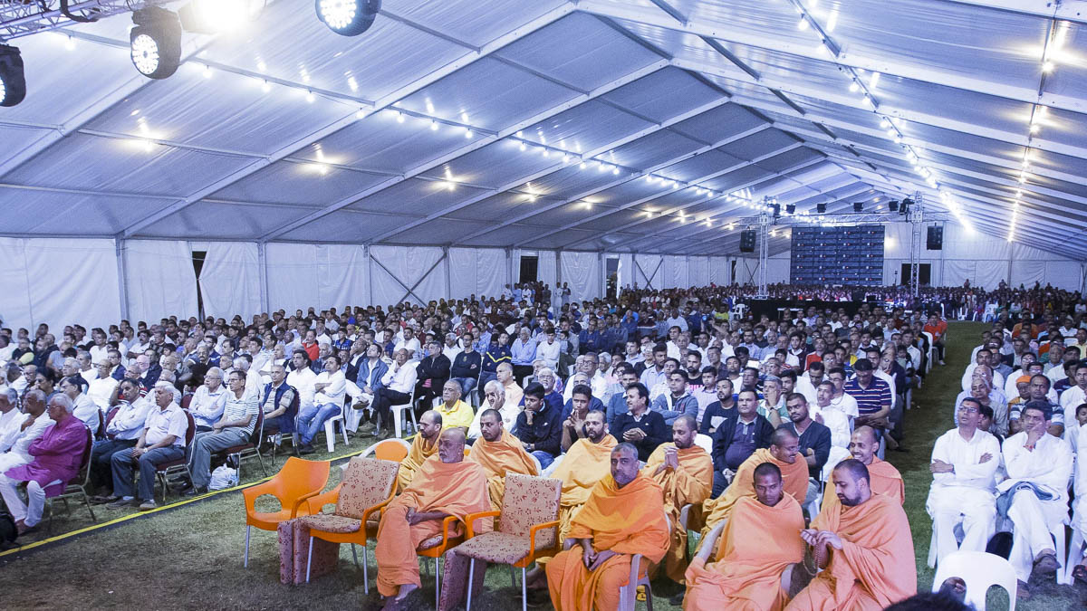 Sadhus and devotees during the assembly, 28 Mar 2017