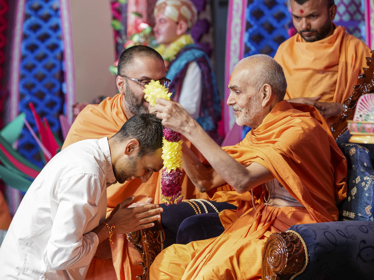 Param Pujya Mahant Swami Maharaj blesses a youth, 28 Mar 2017