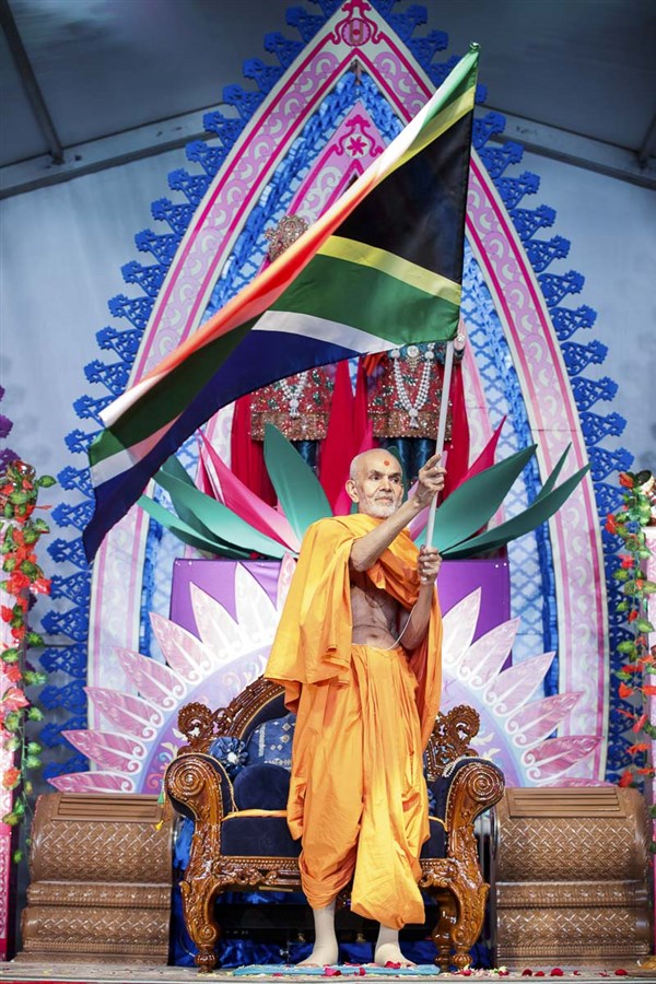 Param Pujya Mahant Swami Maharaj waves a South African flag, 28 Mar 2017
