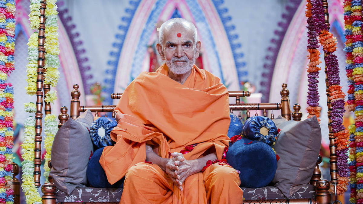 Swamishri greets devotees with 'Jai Swaminarayan', 28 Mar 2017