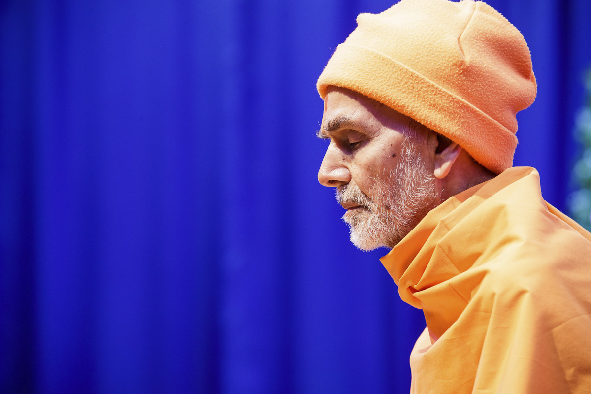 Swamishri performs his morning puja, 29 Mar 2017