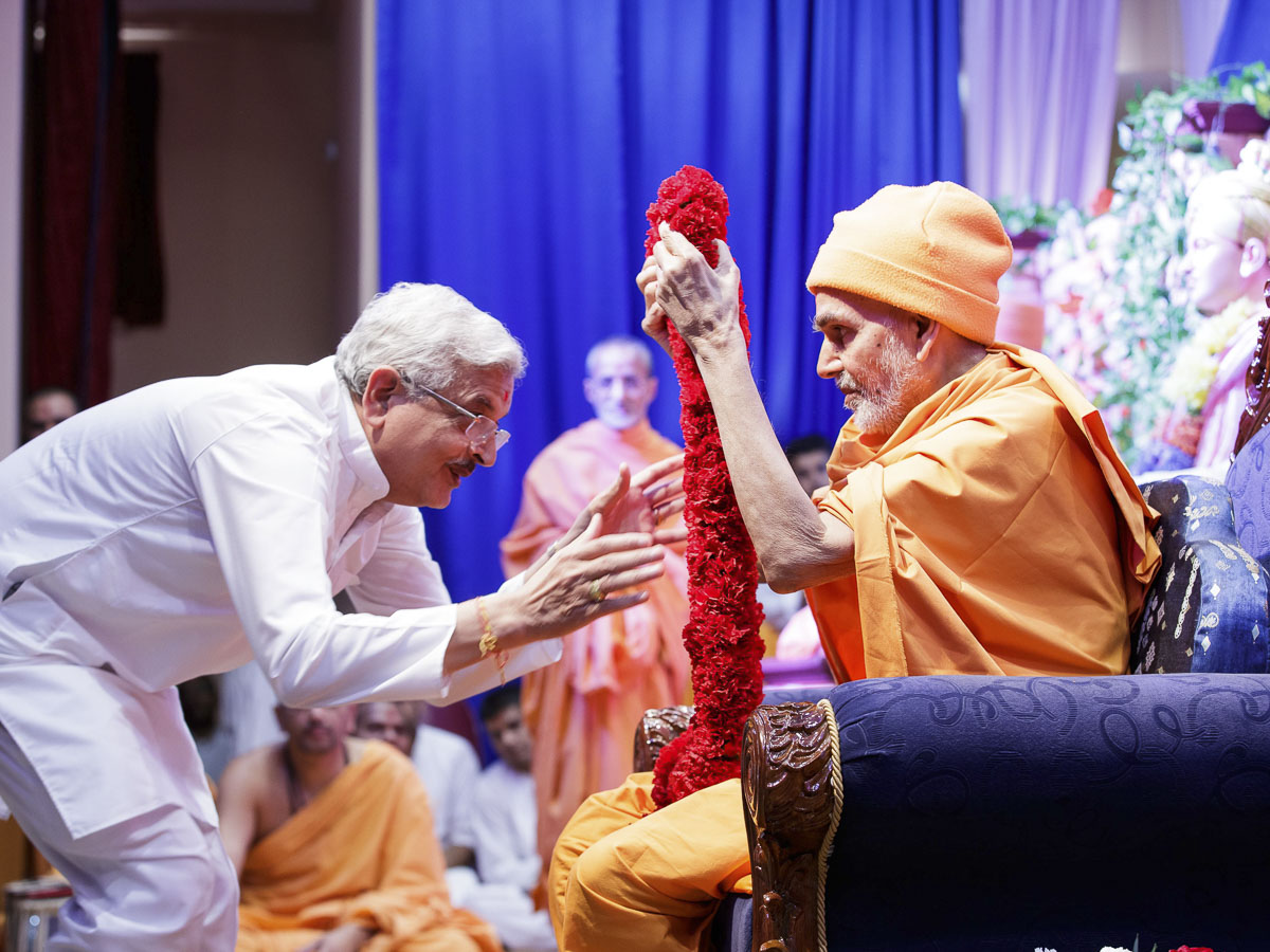 Swamishri blesses a devotee, 29 Mar 2017
