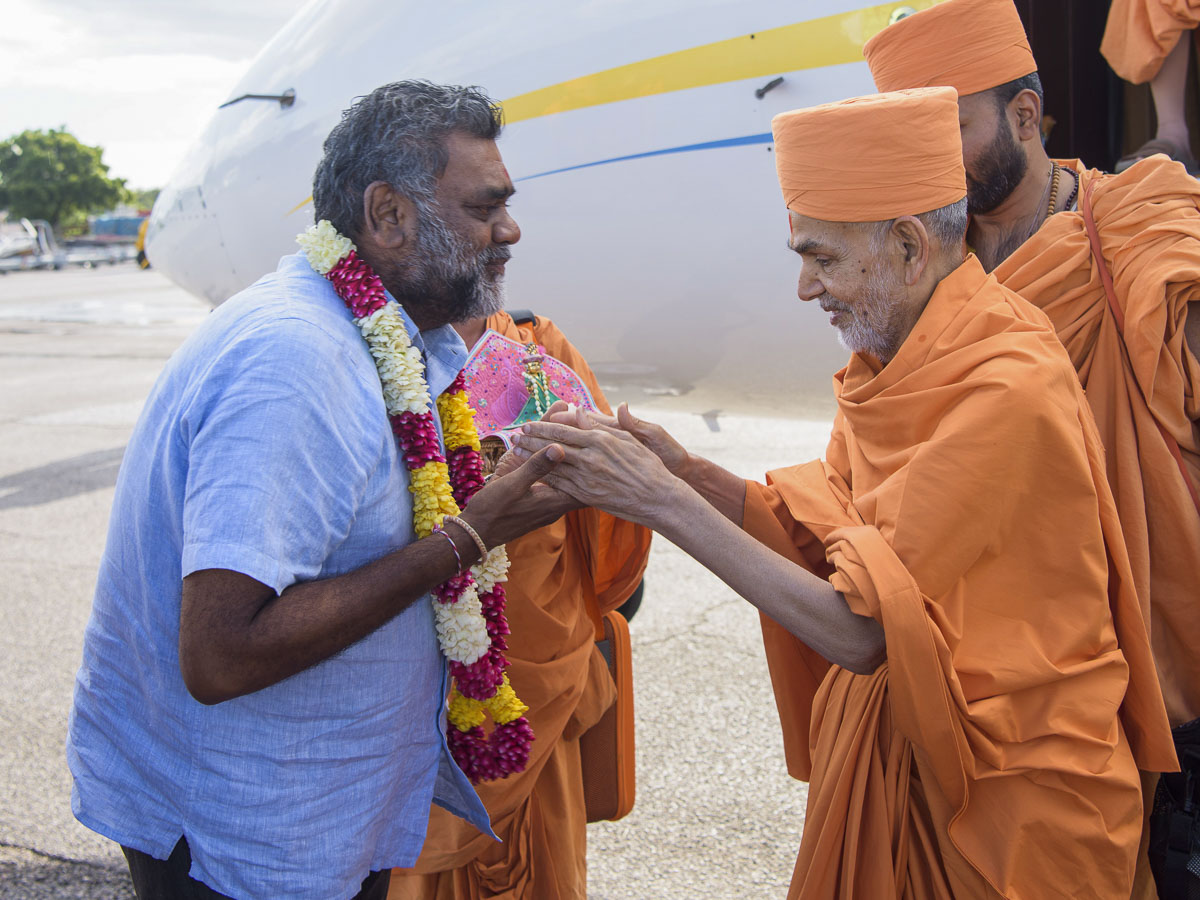 Shri Subhashbhai welcomes Param Pujya Mahant Swami Maharaj, 29 Mar 2017