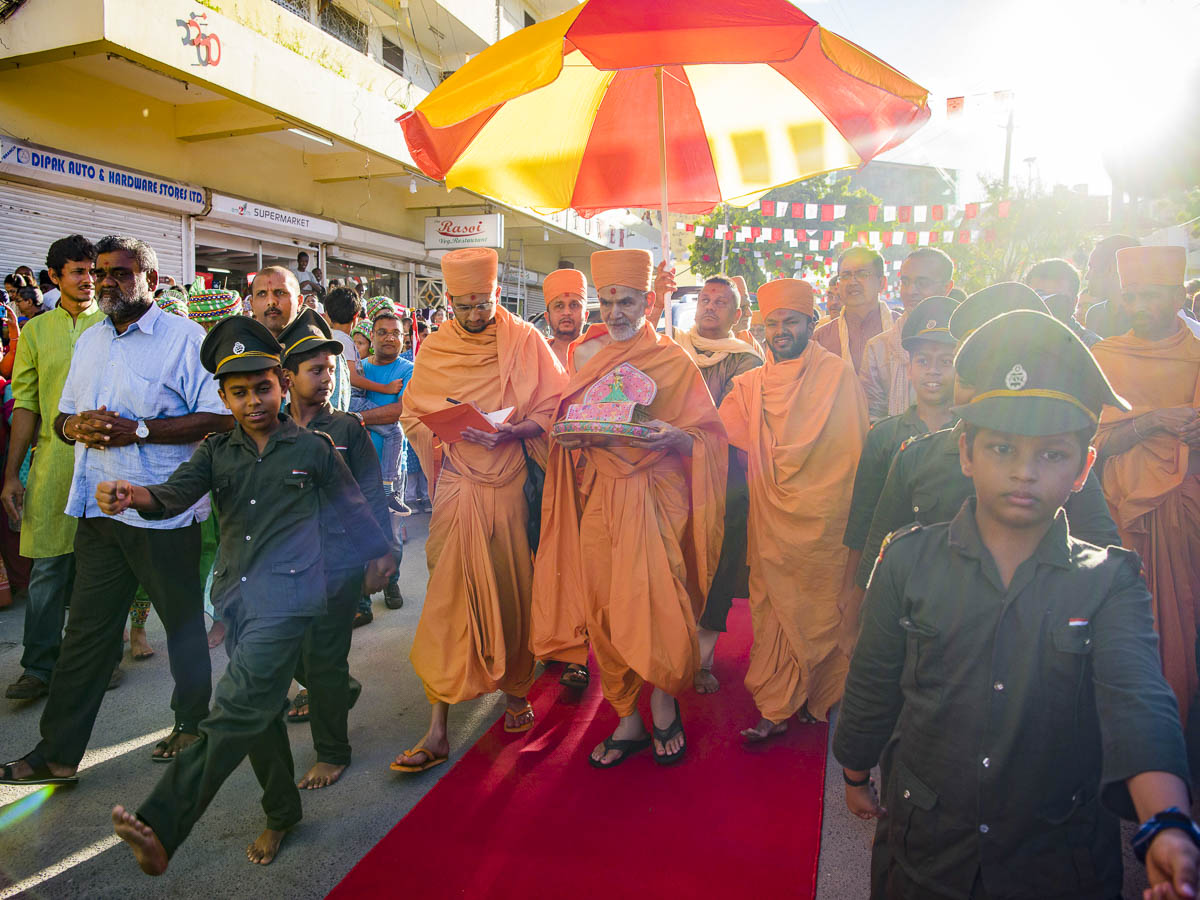 Param Pujya Mahant Swami Maharaj arrives at BAPS Shri Swaminarayan Mandir, Dar-es-Salaam, 29 Mar 2017