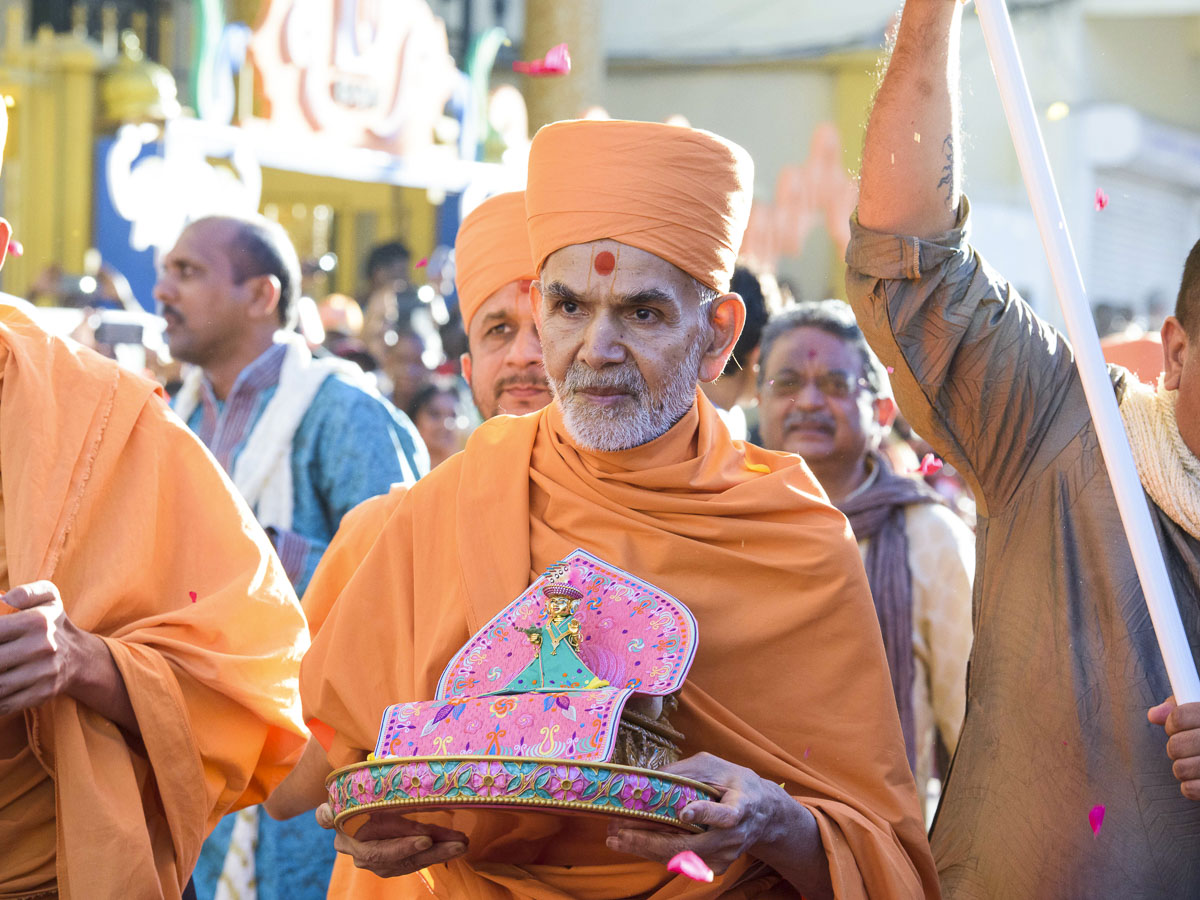 Param Pujya Mahant Swami Maharaj with Shri Harikrishna Maharaj, 29 Mar 2017