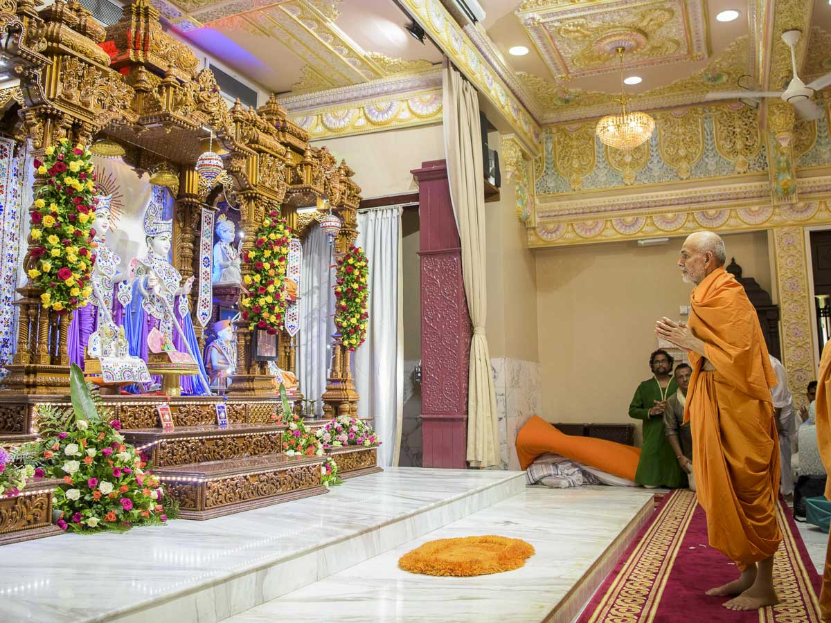 Param Pujya Mahant Swami Maharaj engrossed in darshan of Thakorji, 29 Mar 2017