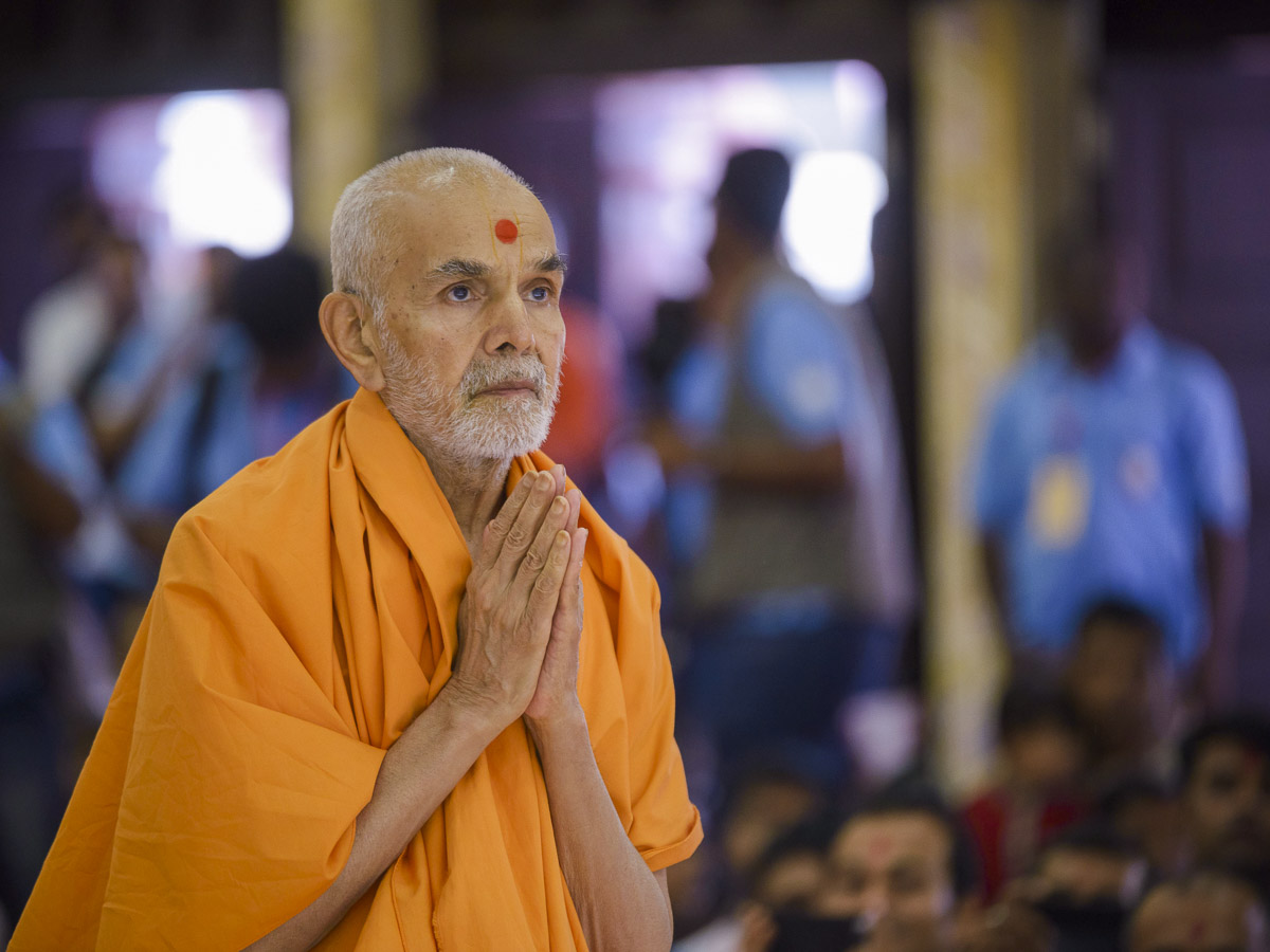 Param Pujya Mahant Swami Maharaj engrossed in darshan of Thakorji, 29 Mar 2017