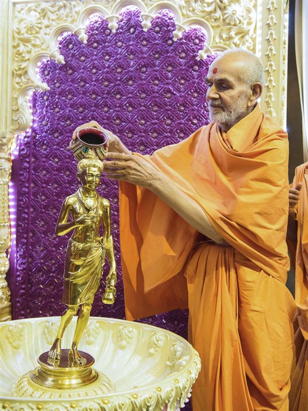 Param Pujya Mahant Swami Maharaj performs abhishek of Shri Nilkanth Varni, 29 Mar 2017