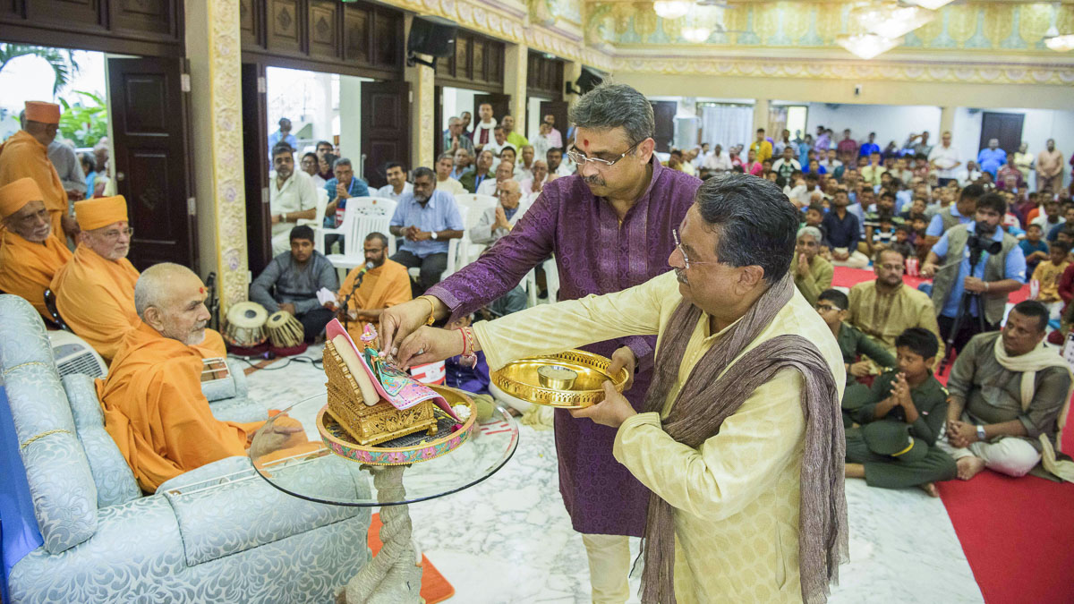 Devotees perform pujan of Shri Harikrishna Maharaj, 29 Mar 2017