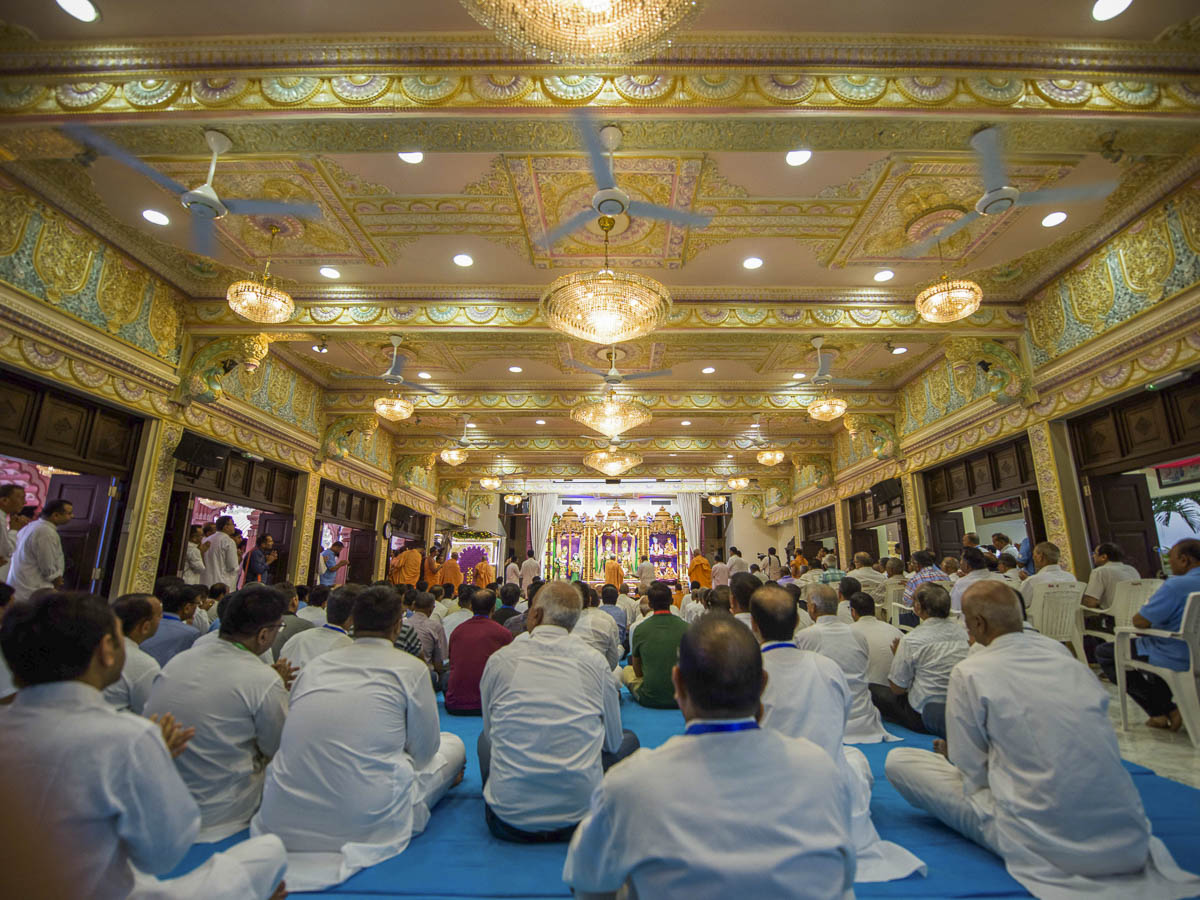 Devotees doing darshan of Param Pujya Mahant Swami Maharaj, 31 Mar 2017