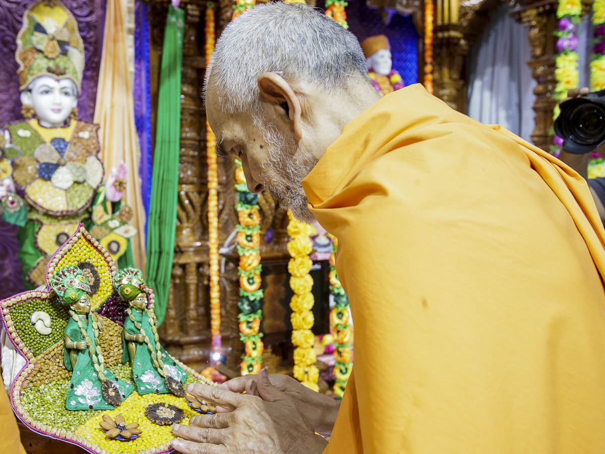 Param Pujya Mahant Swami Maharaj engrossed in darshan of Thakorji, 31 Mar 2017