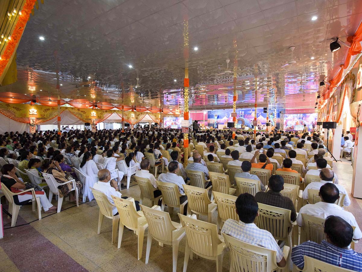 Devotees doing Param Pujya Mahant Swami Maharaj's puja darshan, 31 Mar 2017