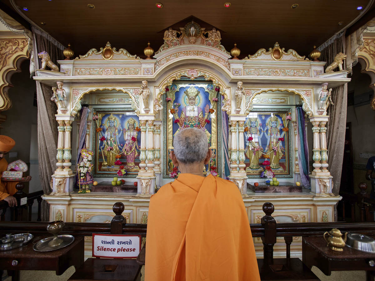 Swamishri engrossed in darshan of Thakorji at the old Shri Swaminarayan Mandir, 31 Mar 2017