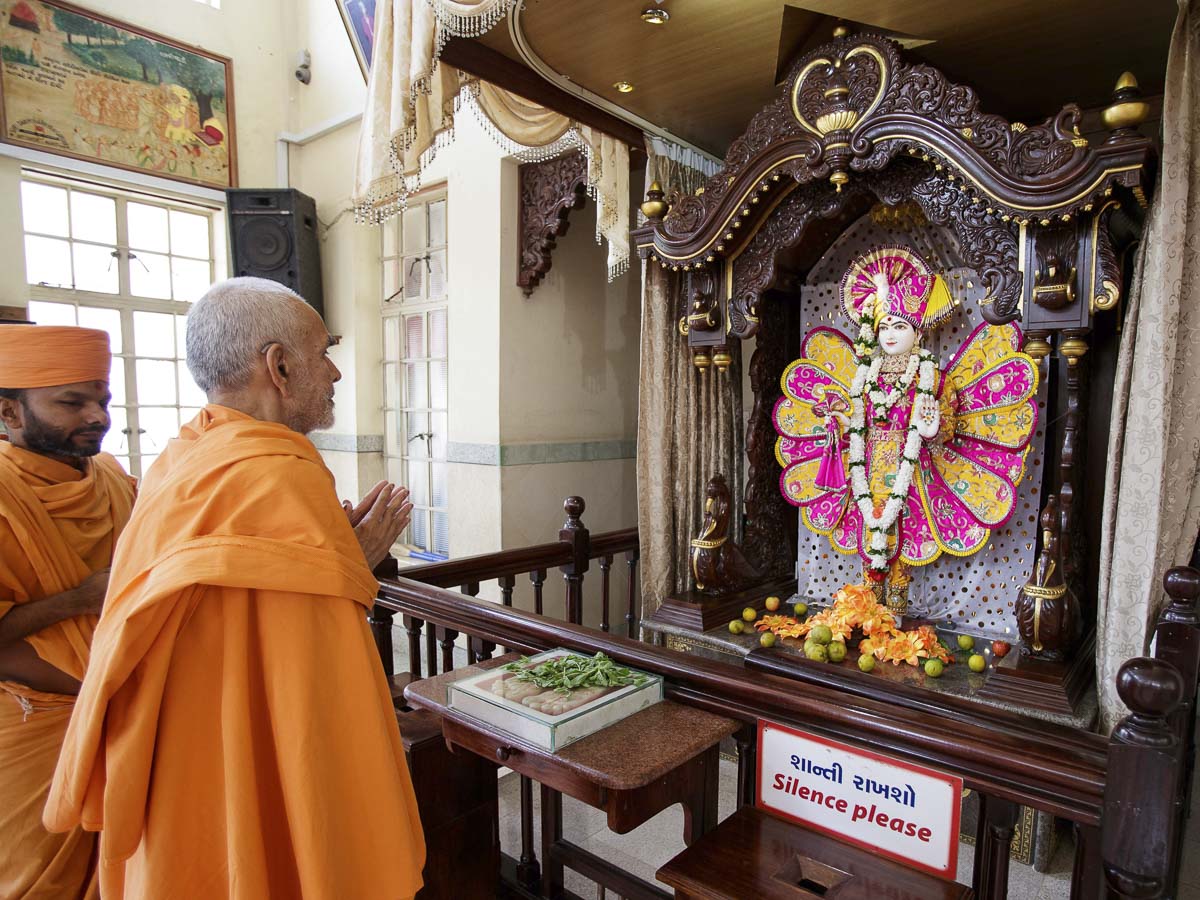 Swamishri engrossed in darshan of Shri Ghanshyam Maharaj, 31 Mar 2017