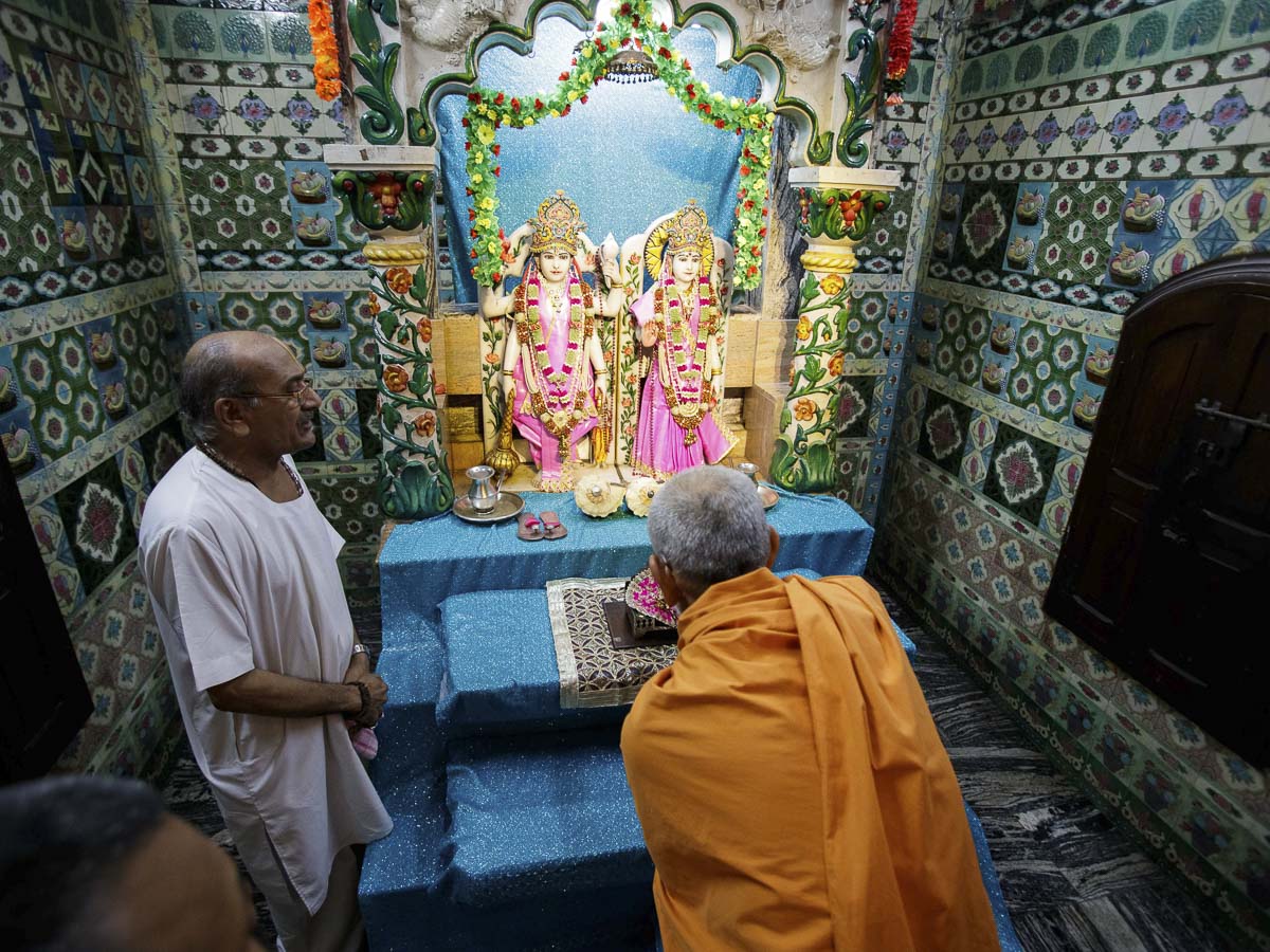 Swamishri engrossed in darshan of Shri Lakshmi-Narayan Dev at Sanatan Mandir, 31 Mar 2017