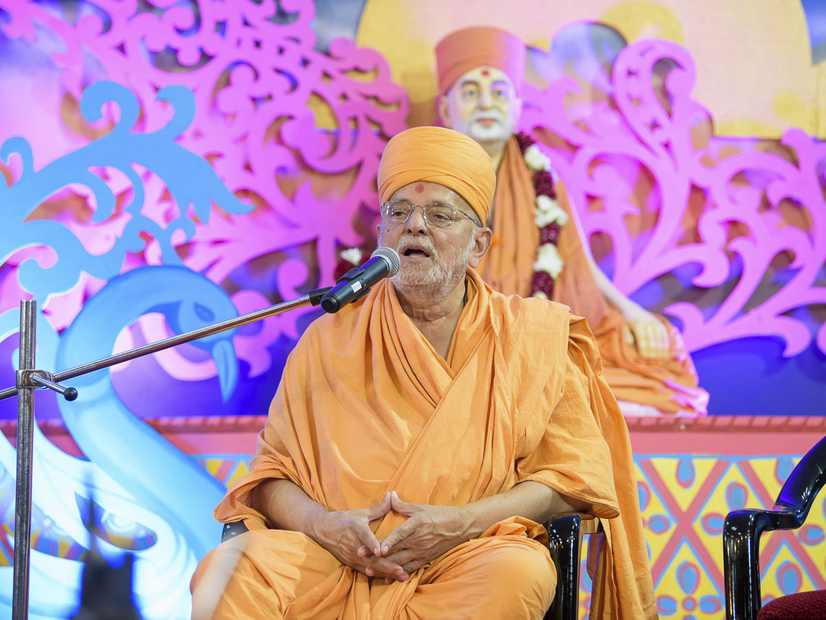 Pujya Ishwarcharan Swami addresses the evening satsang assembly, 31 Mar 2017