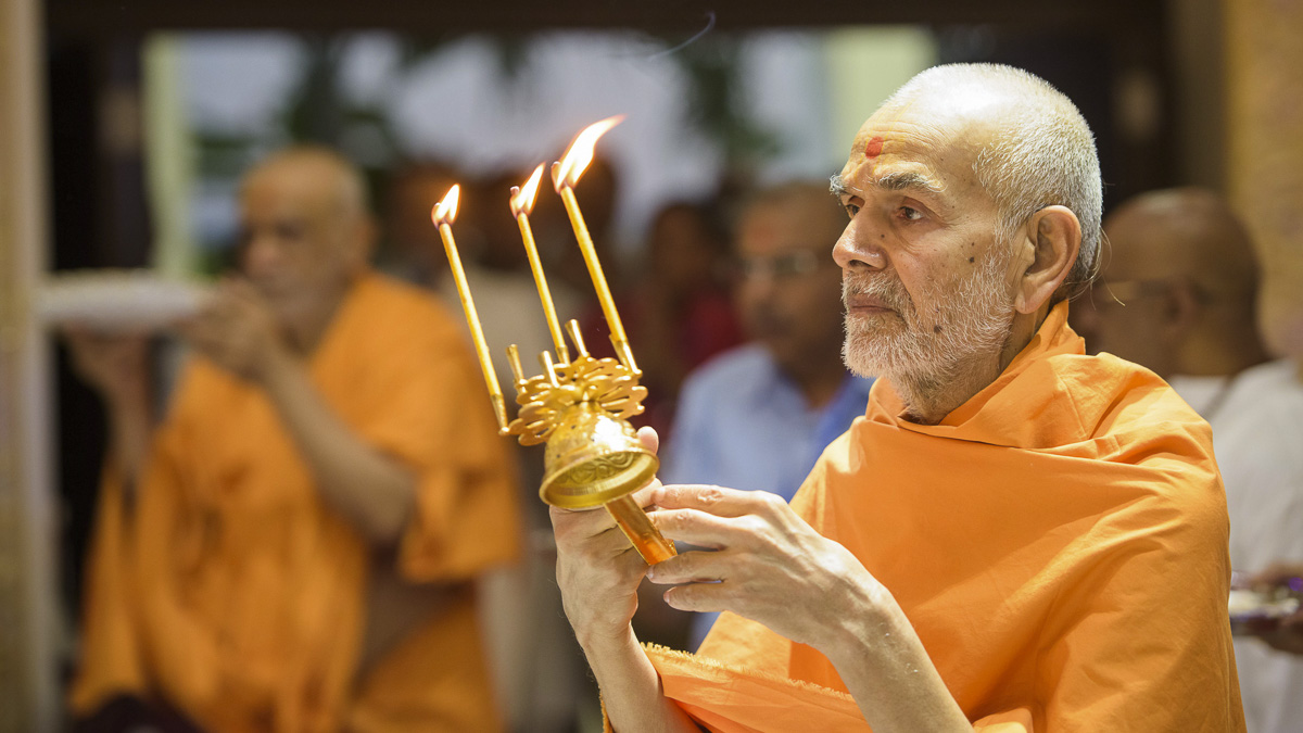 Param Pujya Mahant Swami Maharaj performs arti, 30 March 2017