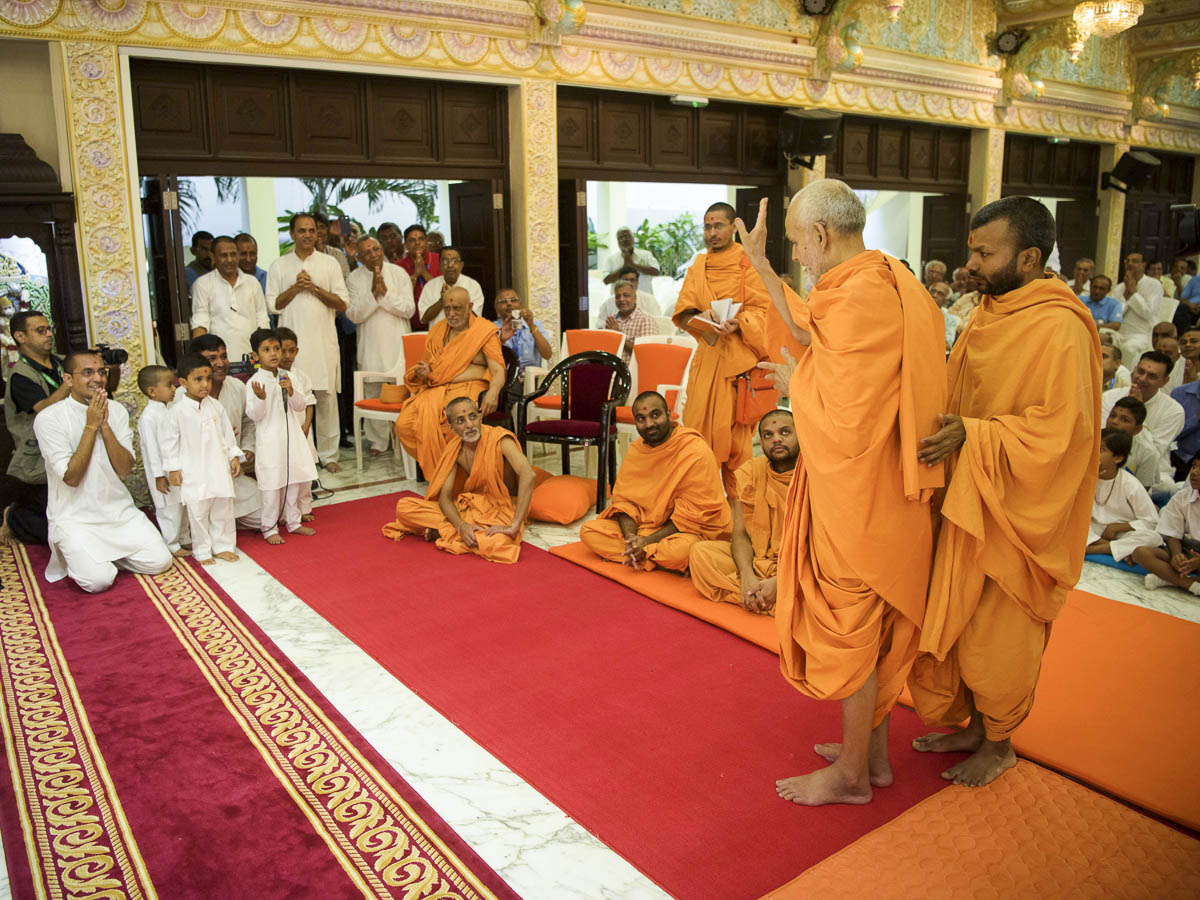 Param Pujya Mahant Swami Maharaj blesses children, 30 March 2017