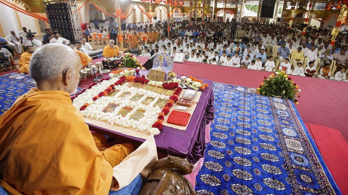 Devotees doing Param Pujya Mahant Swami Maharaj's puja darshan, 30 March 2017
