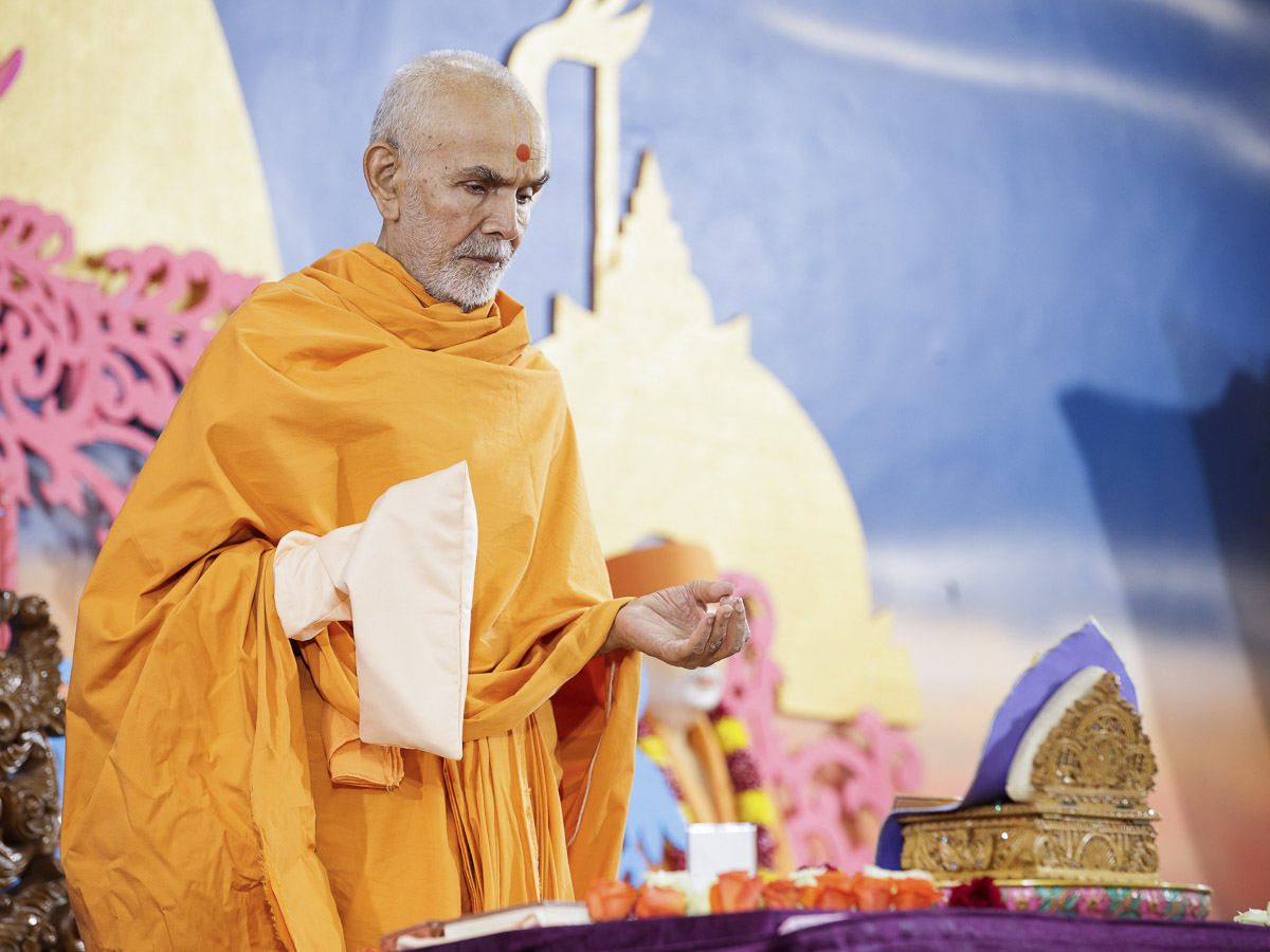 Param Pujya Mahant Swami Maharaj performs his morning puja, 30 March 2017