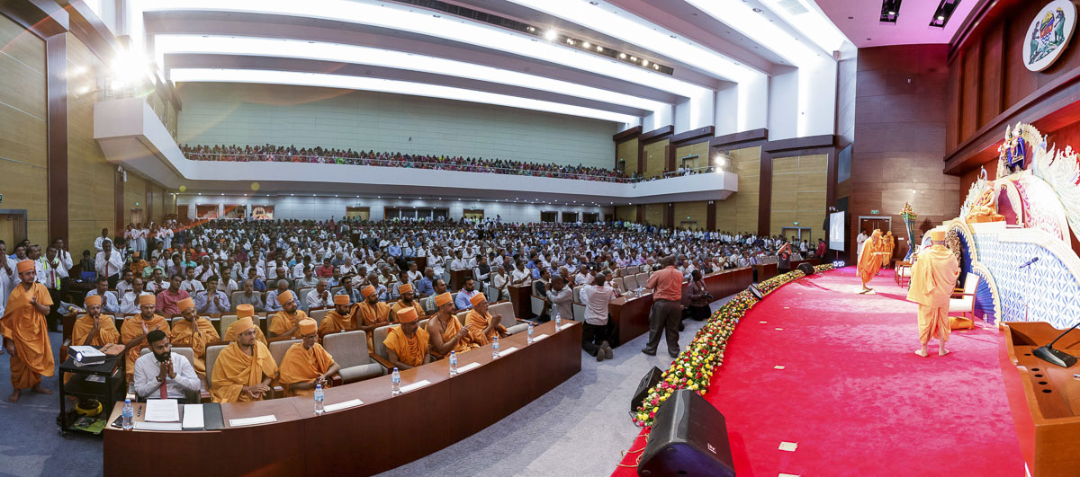 Devotees and well-wishers during the evening welcome assembly, 30 March 2017
