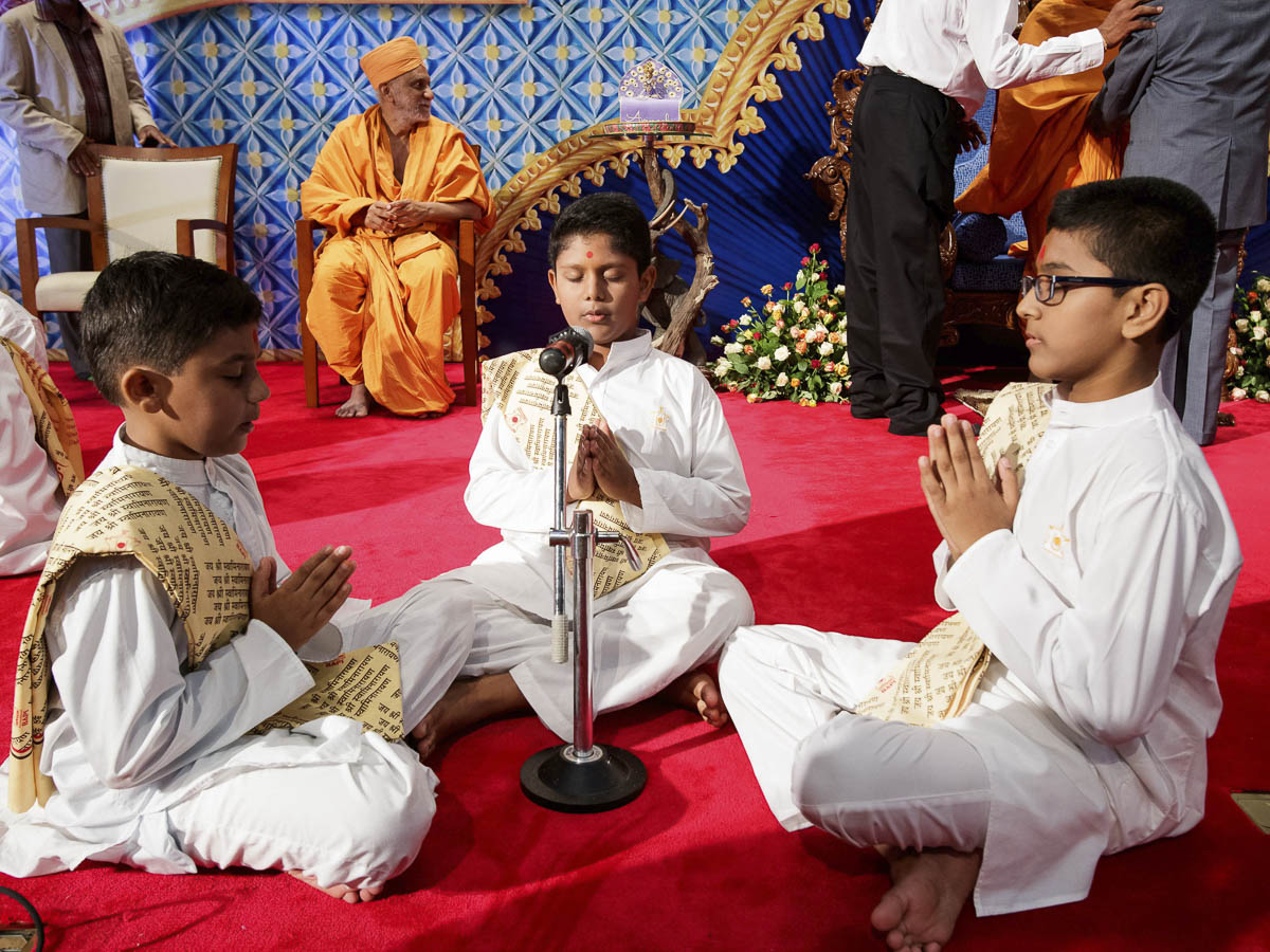 Children sing shlokas in the assembly, 30 March 2017