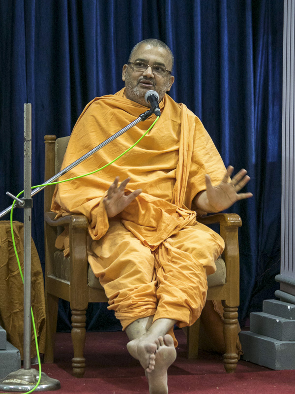 Bhadresh Swami addresses the shibir 