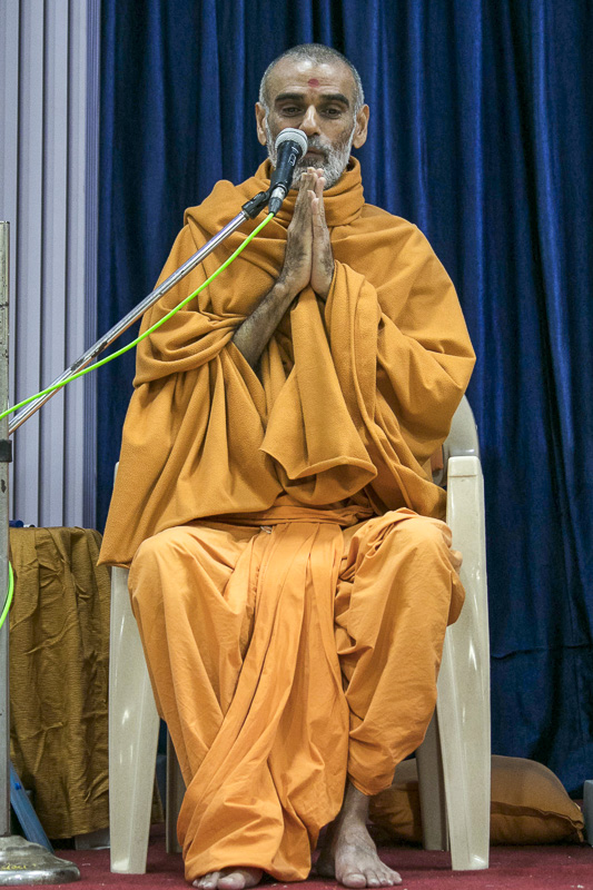 Anandswarup Swami addresses the shibir 