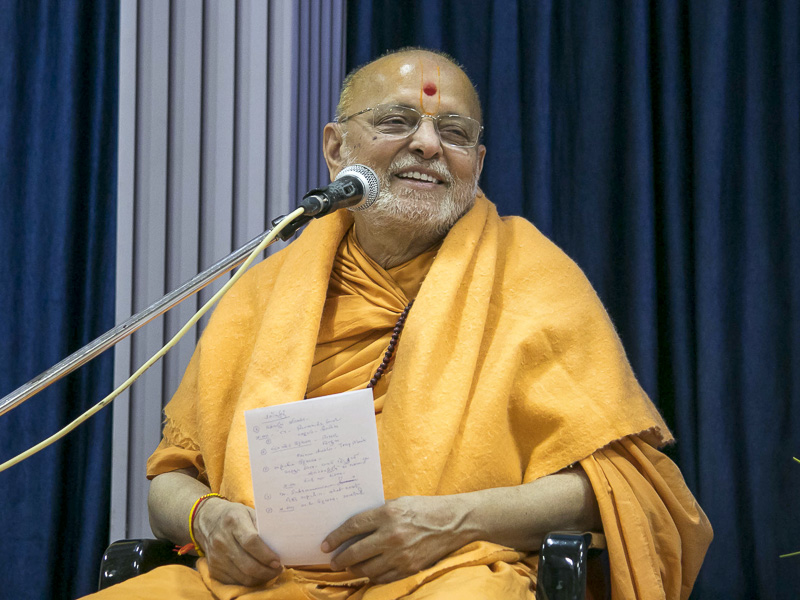 Pujya Ishwarcharan Swami addresses the shibir