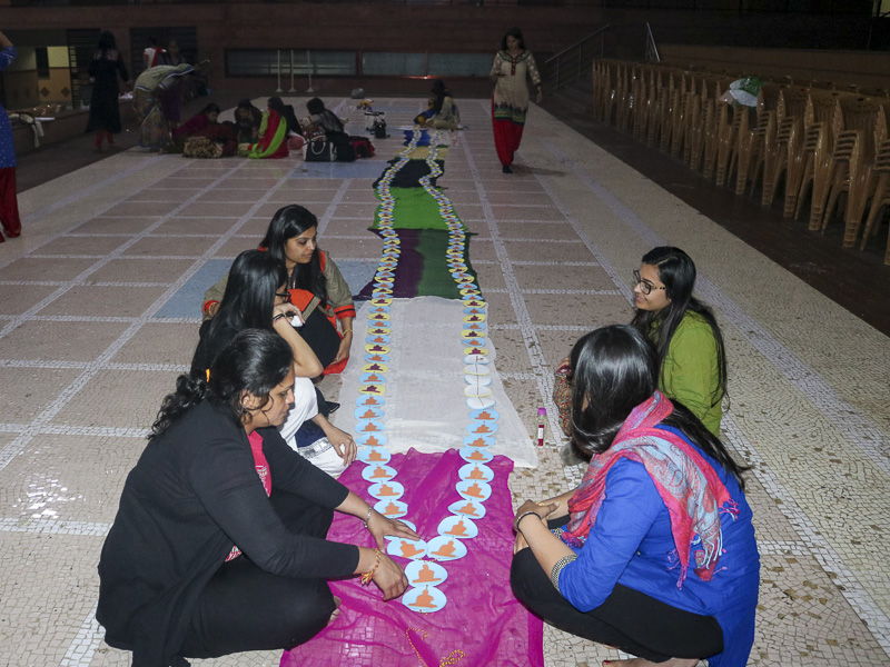 Kishoris prepare garland for Param Pujya Mahant Swami Maharaj