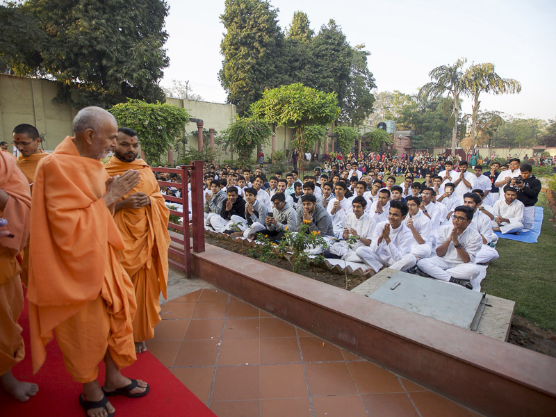 Kishores and kishoris doing darshan of Param Pujya Mahant Swami Maharaj