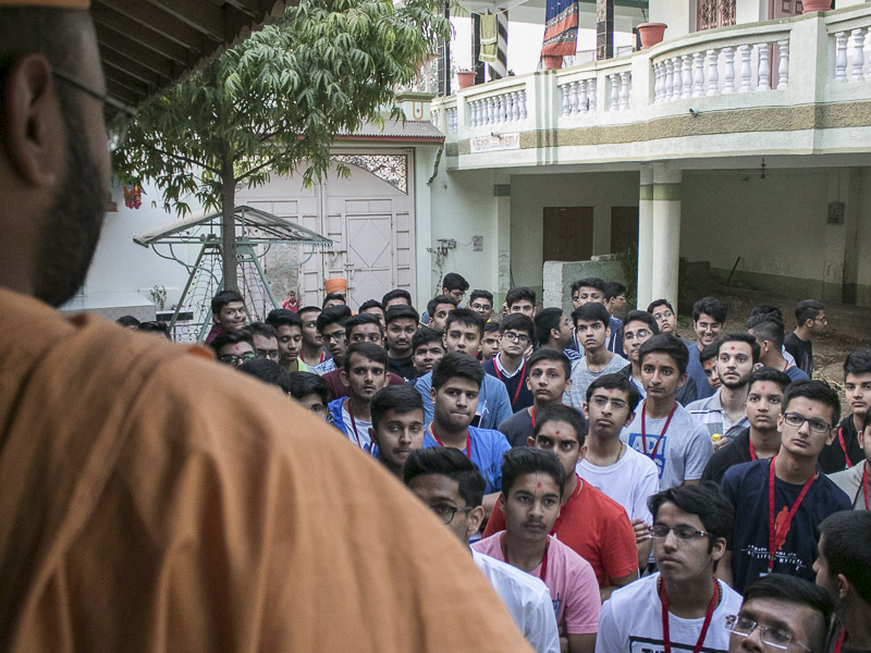 Kishores and kishoris visit pilgrimage places of India