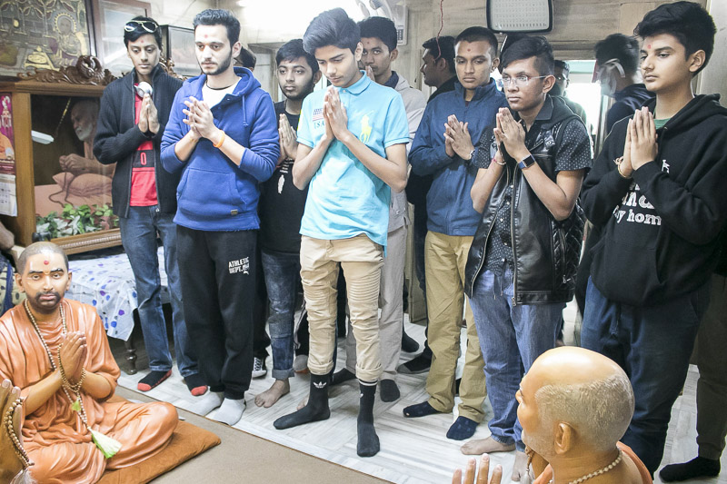 Kishores and kishoris visit pilgrimage places of India