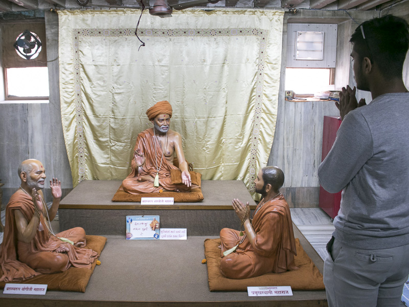 Kishores and kishoris visit pilgrimage places of India