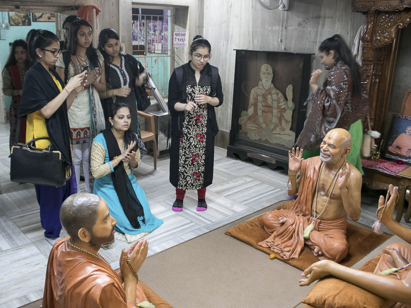 Kishores and kishoris visit pilgrimage places of India