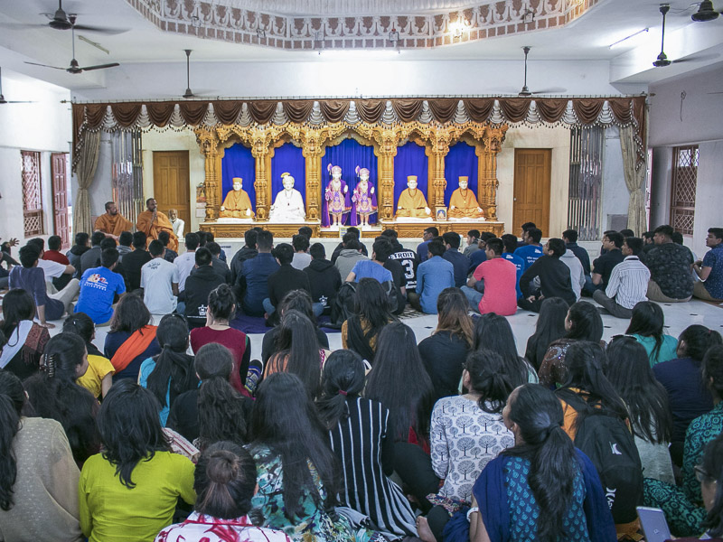 Kishores and kishoris visit pilgrimage places of India