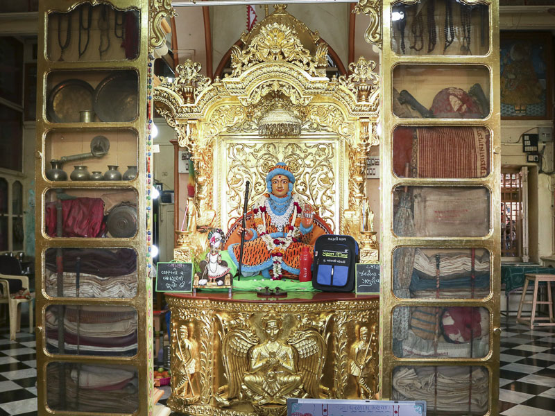 Kishores and kishoris visit pilgrimage places of India