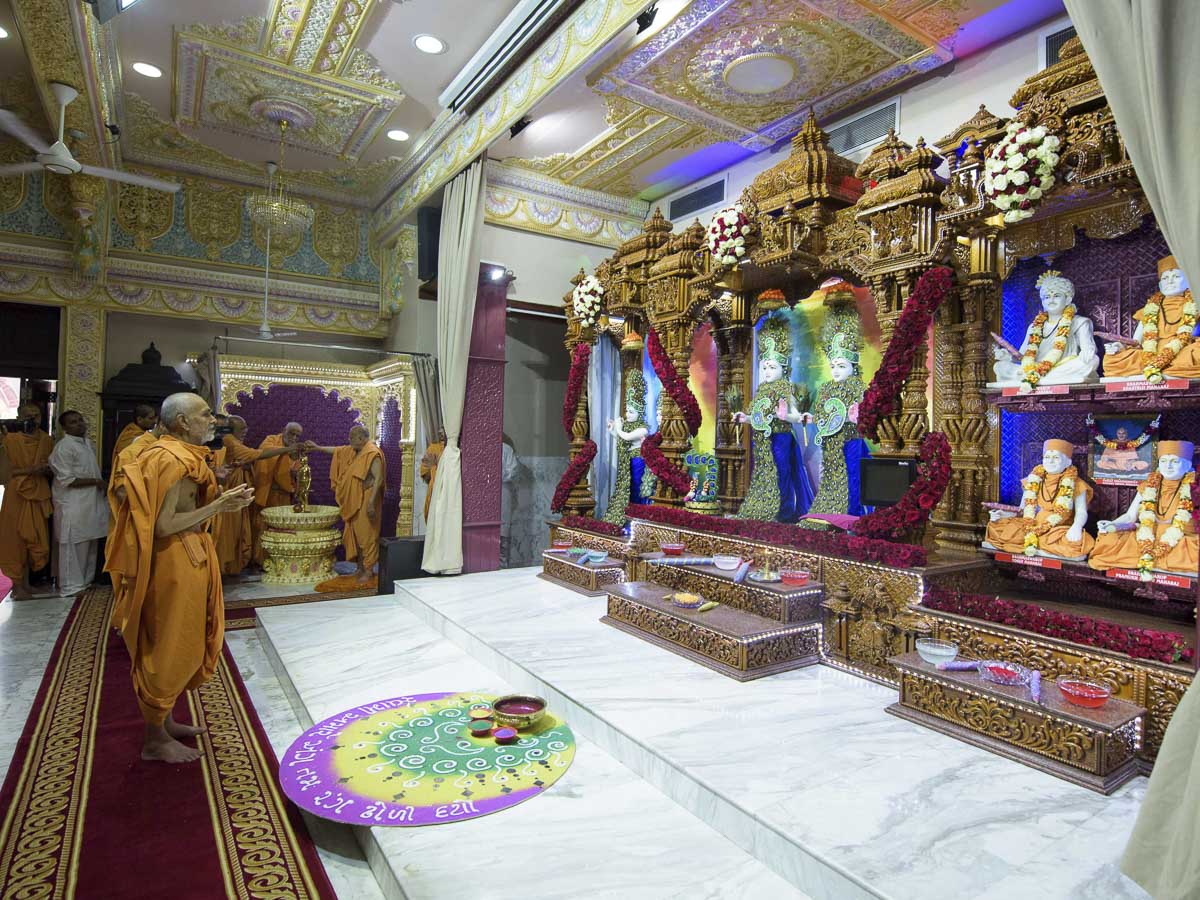 Param Pujya Mahant Swami Maharaj engrossed in darshan of Thakorji, 1 Apr 2017